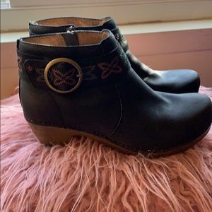 Cute used heel boots in good quality.